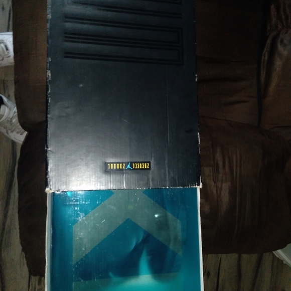 Jordan 11 Gamma - Picture 1 of 3